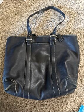 Classic Black Leather Tote Bag with Contrast Stitching